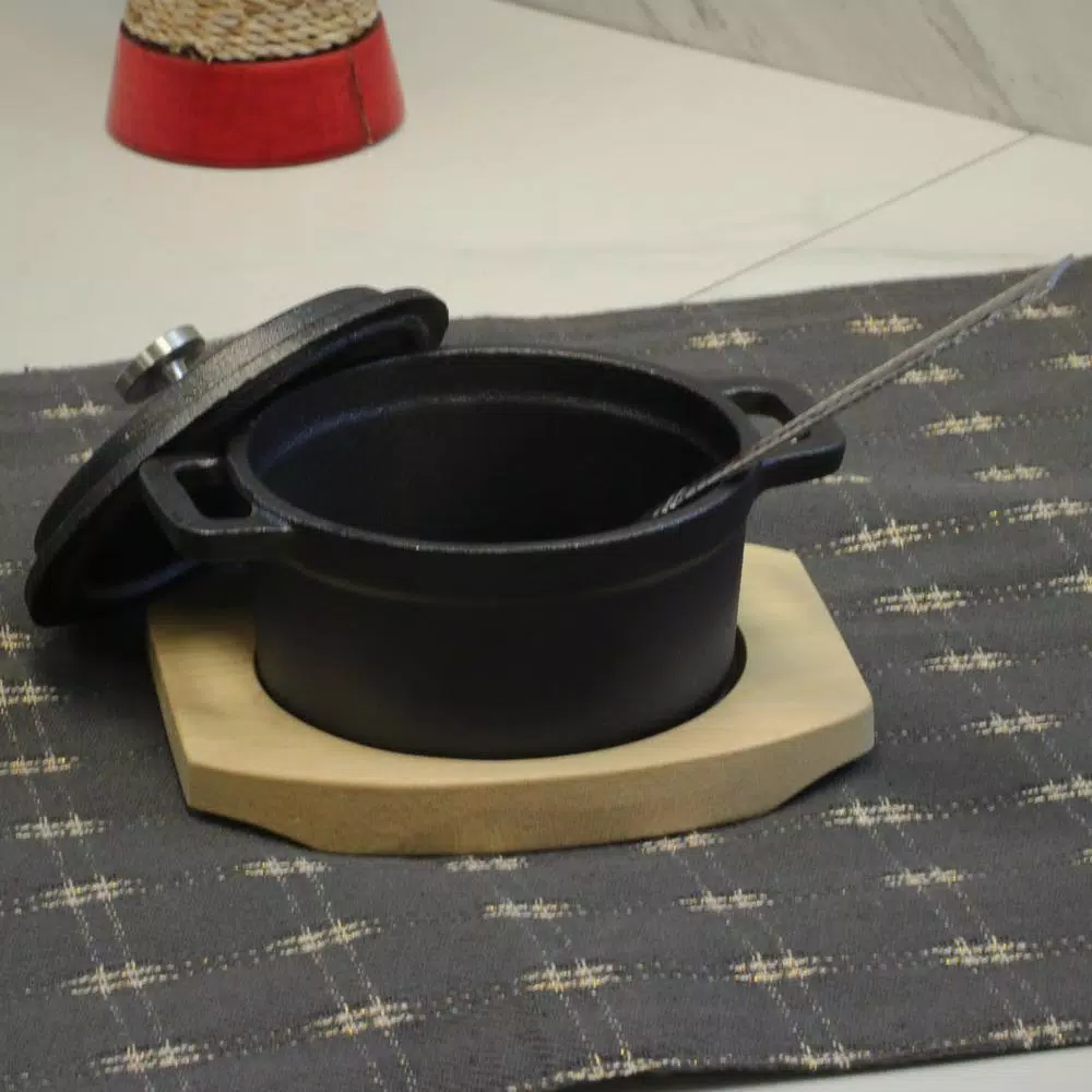 New 🥰 Gibson Home Campton 0.30 Qt. Oval Cast Iron Mini Casserole With Lid And Wooden Base ❤️ - Image 5